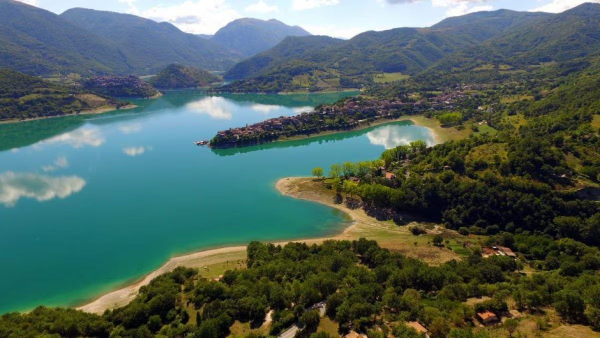 Lago del Turano visto nei pressi di Colle di Tora