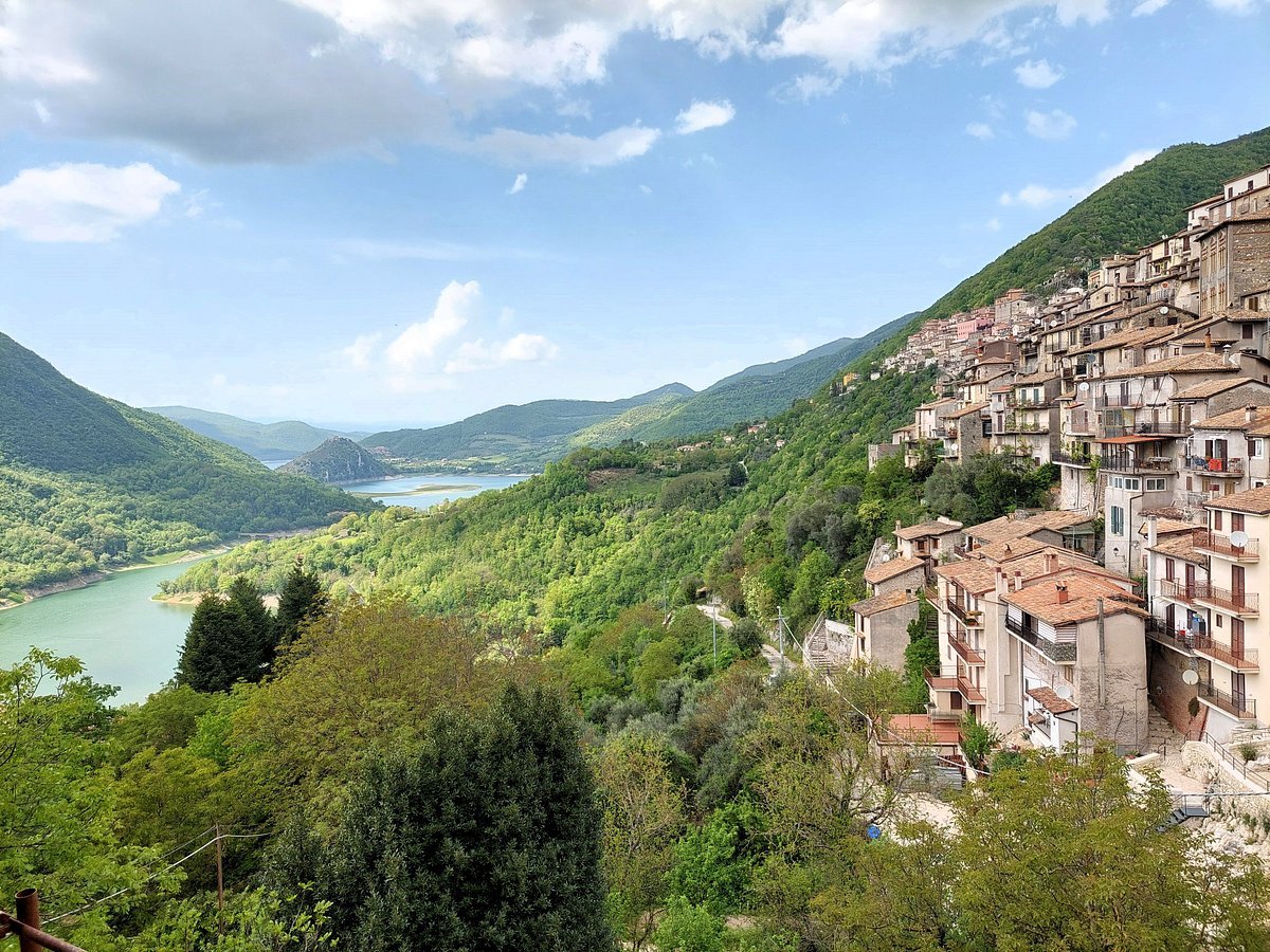 Paganico Sabino affacciato sul Lago del Turano