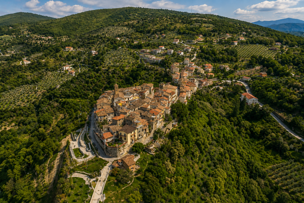 Veduta panoramica di Casaprota, borgo della Valle del Farfa, con centro storico in pietra, case antiche, oliveti e colline verdi della Sabina.