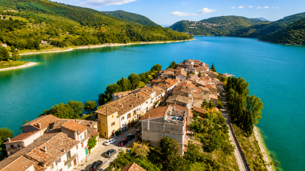 Colle di Tora borgo panoramico affacciato sul Lago del Turano