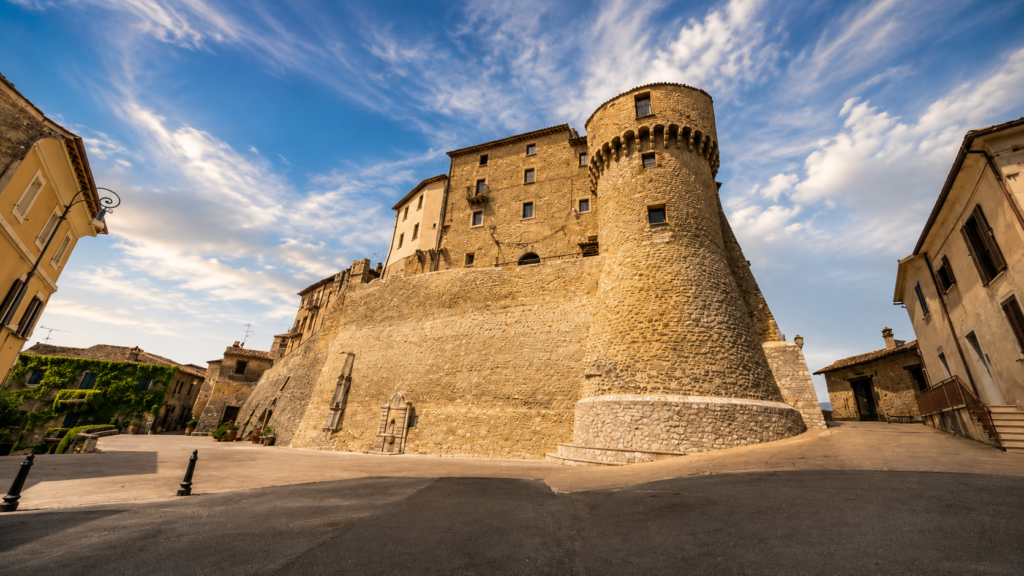 Nel Borgo di Frasso Sabino, Castello Sforza Cesarini viista imponente