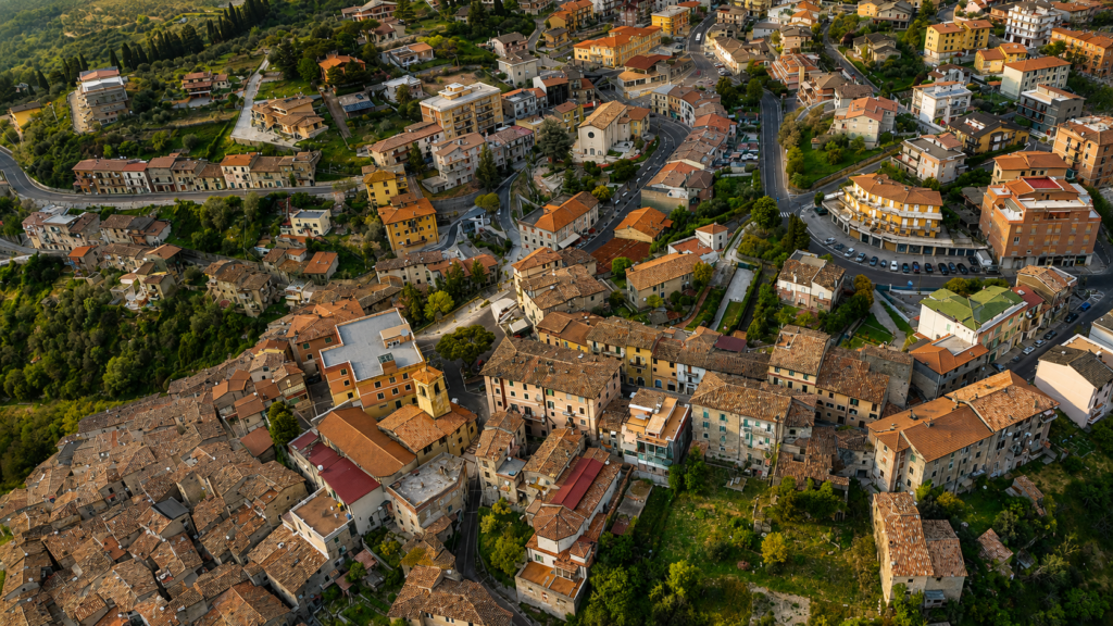Veduta panoramica di Poggio Moiano, borgo dell’Alta Sabina, con case storiche, tetti in cotto, colline verdi e paesaggio sabino.