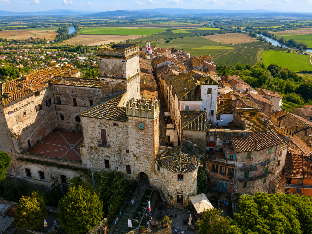 Veduta panoramica di Stimigliano, borgo della Sabina Tiberina, con Palazzo Orsini, centro storico, tetti in cotto e Valle del Tevere sullo sfondo.