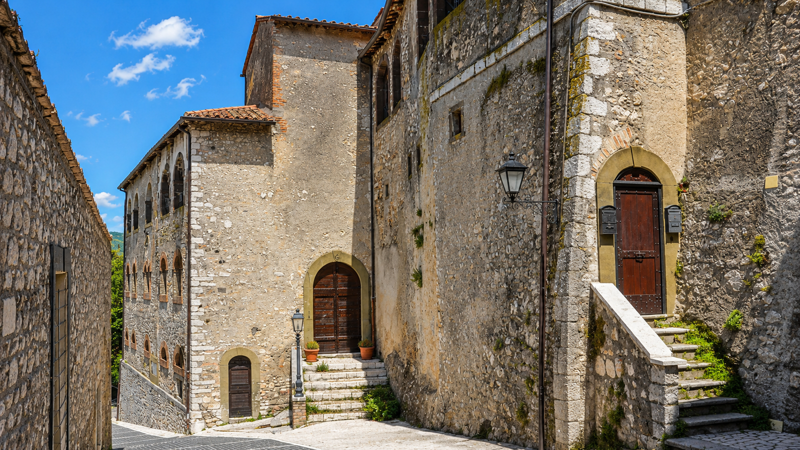 Roccagiovine con il borgo e il paesaggio dei Monti Lucretili