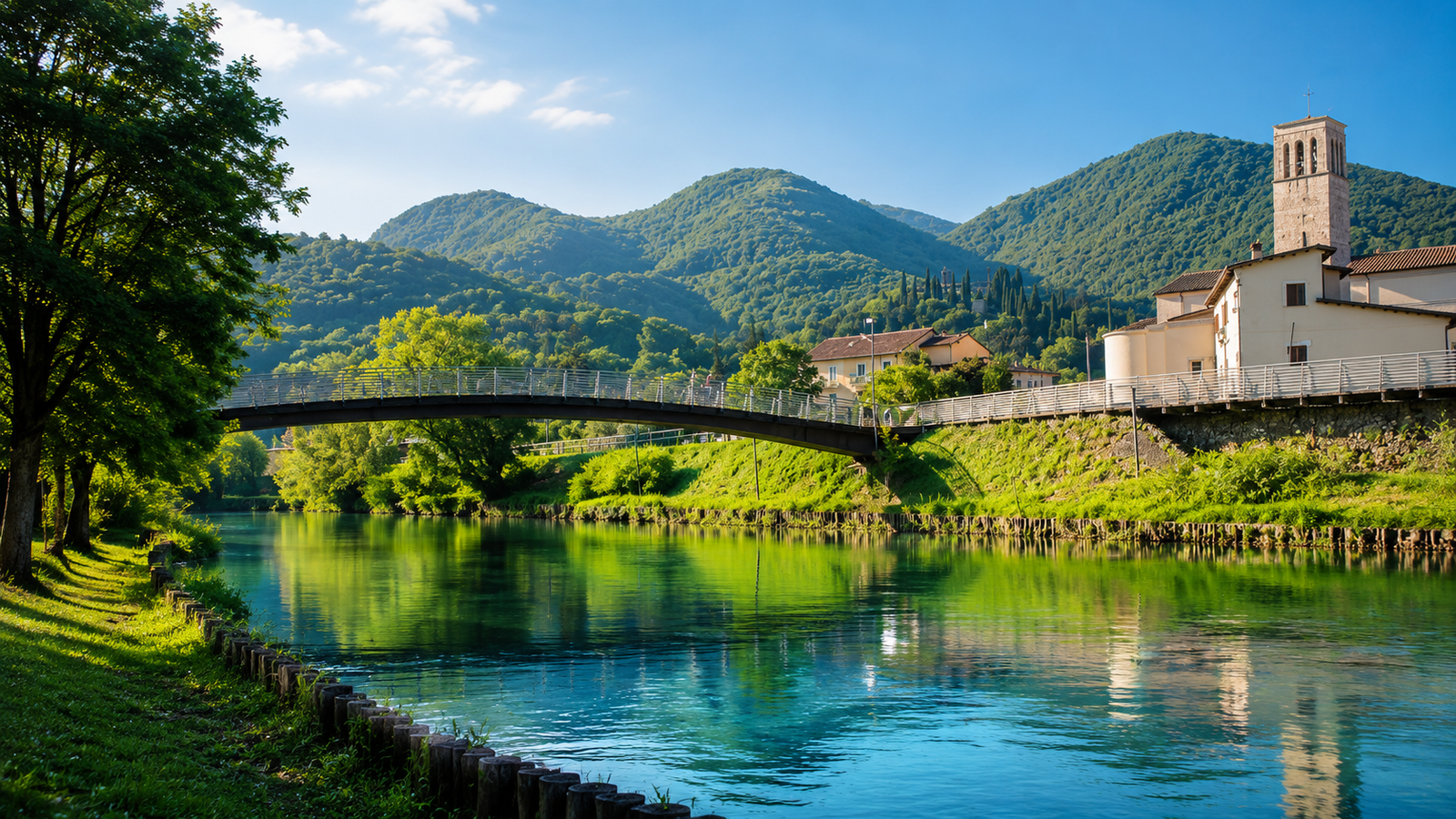Fiume Velino tra acqua limpida, ponte e paesaggio verde