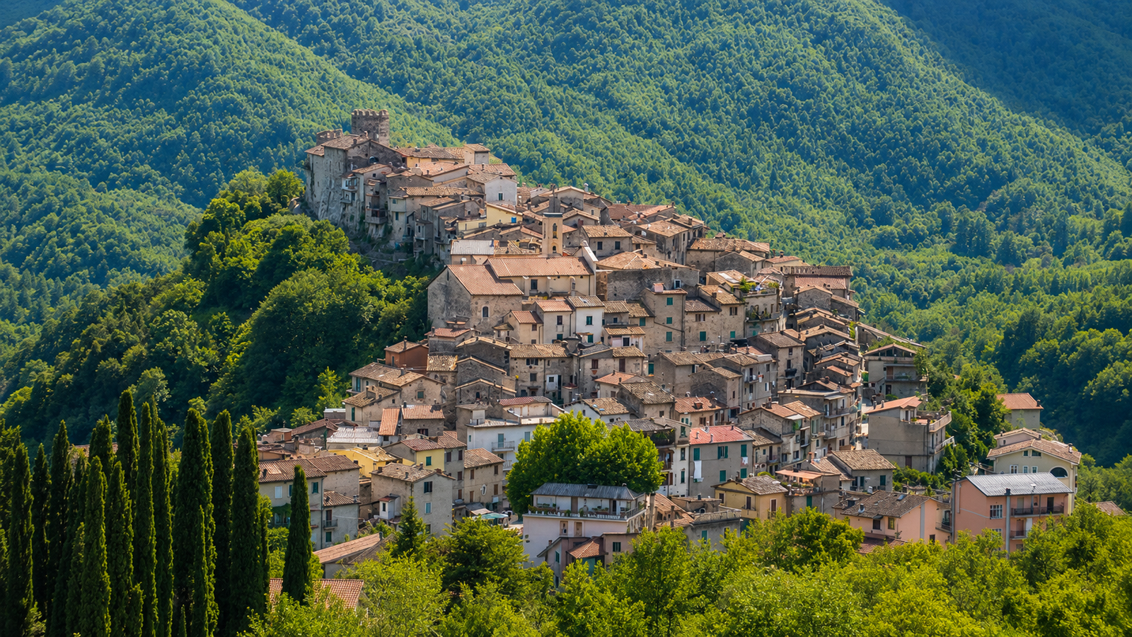 Licenza con il borgo e il paesaggio dei Monti Lucretili