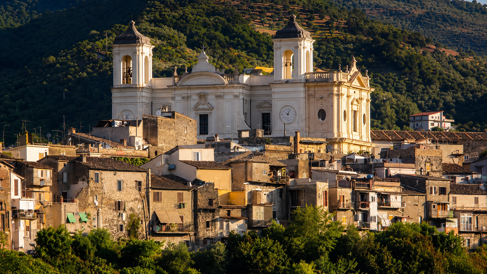 Vista di Vicovaro con il borgo e il paesaggio della Valle dell’Aniene