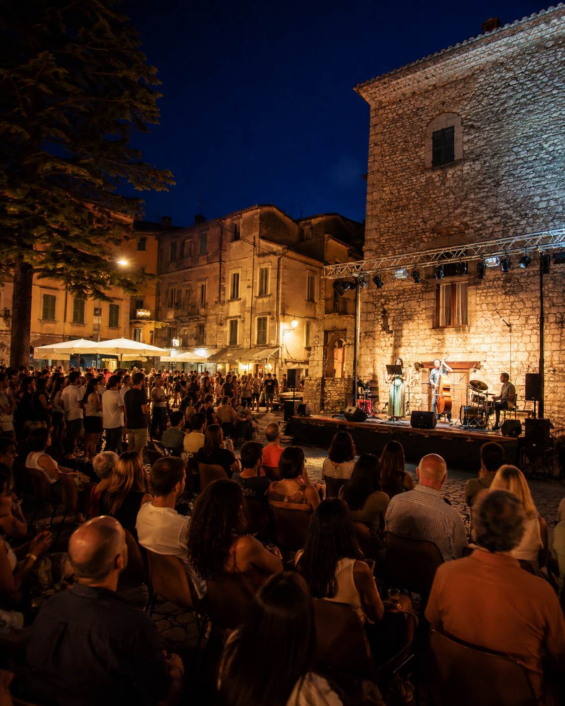 Concerto serale in una piazza storica della Sabina