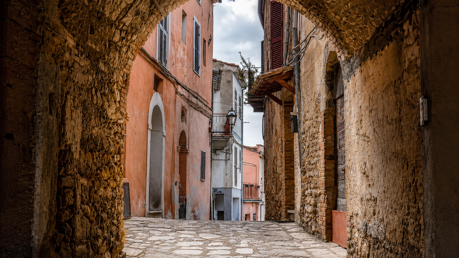 Borgo medievale di Selci con vicoli e passaggi in pietra