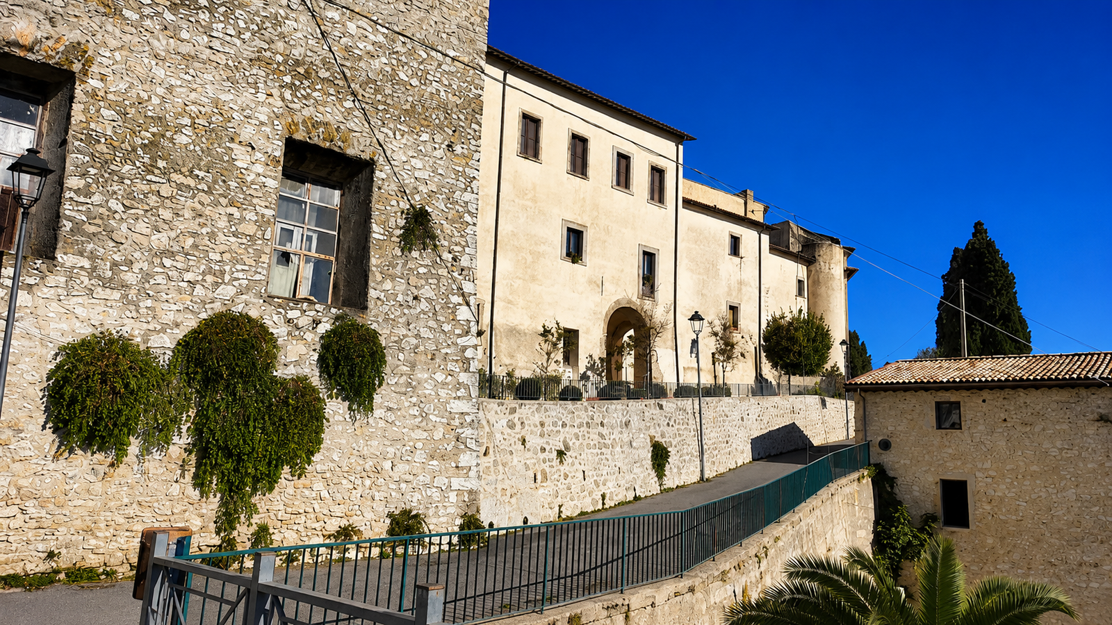Castello Orsini Naro a Mompeo