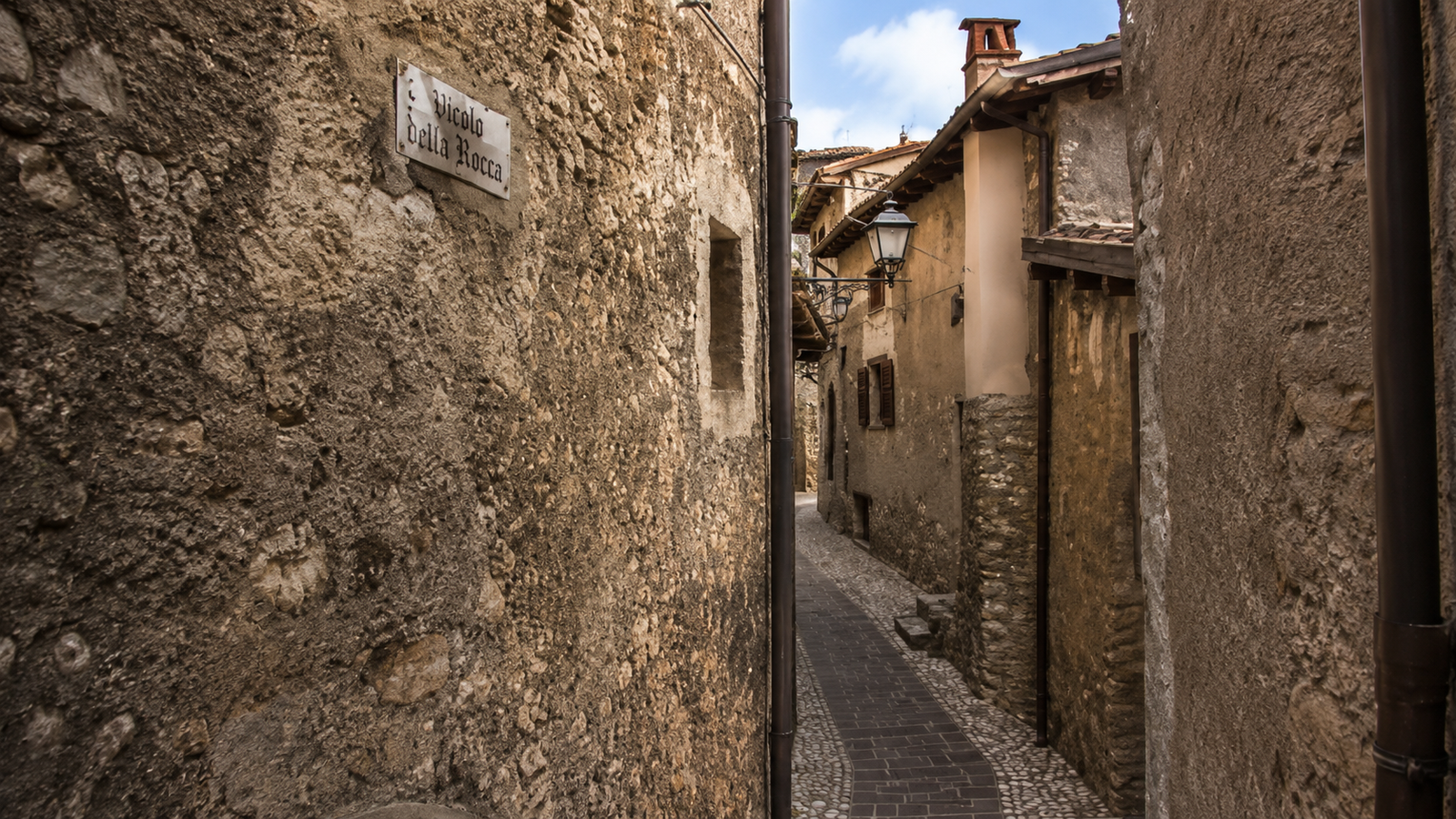Morro Reatino tra borgo medievale, valle e paesaggio dei Monti Reatini