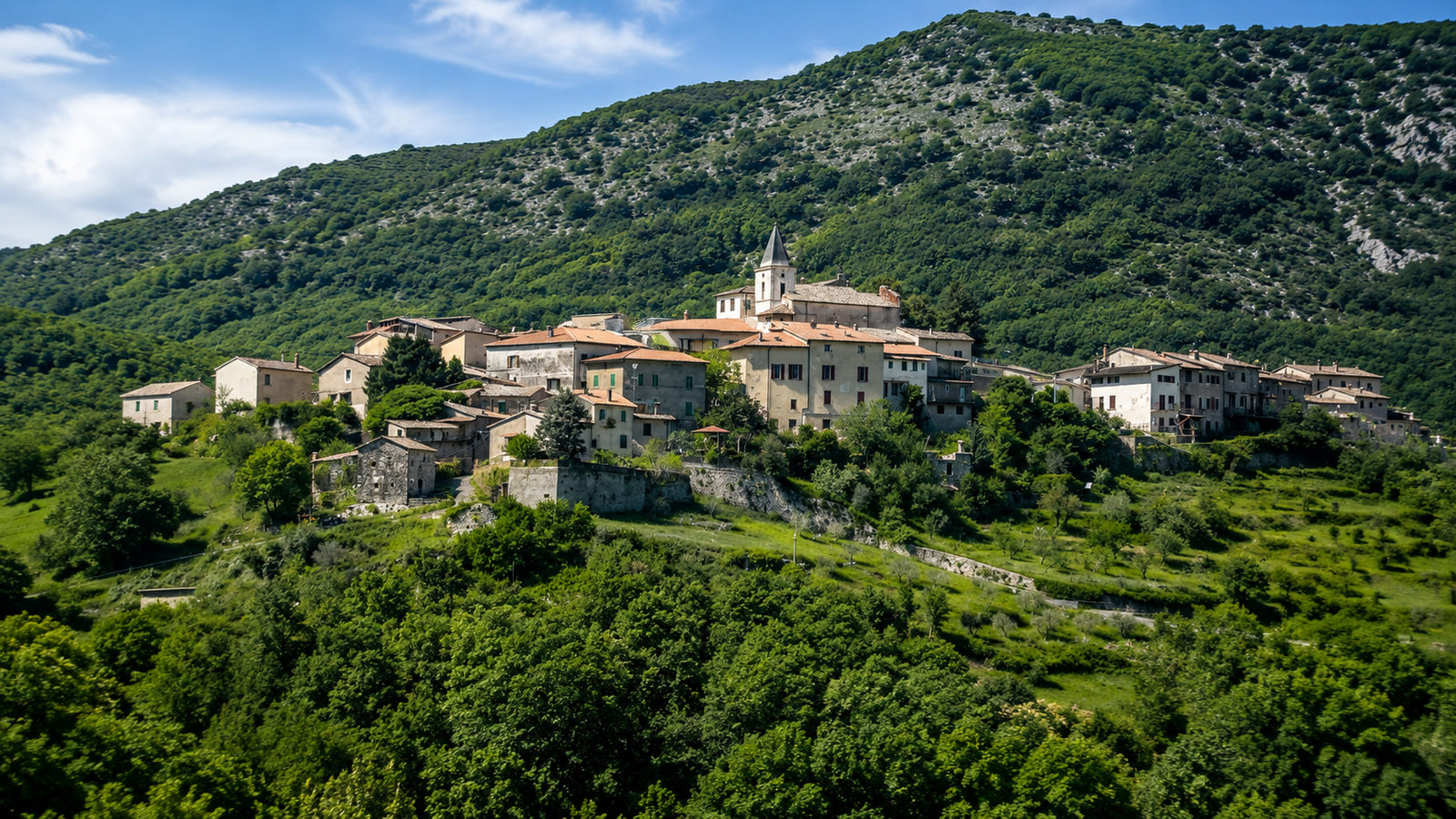 Veduta panoramica di Configni e del paesaggio del Monte Cosce
