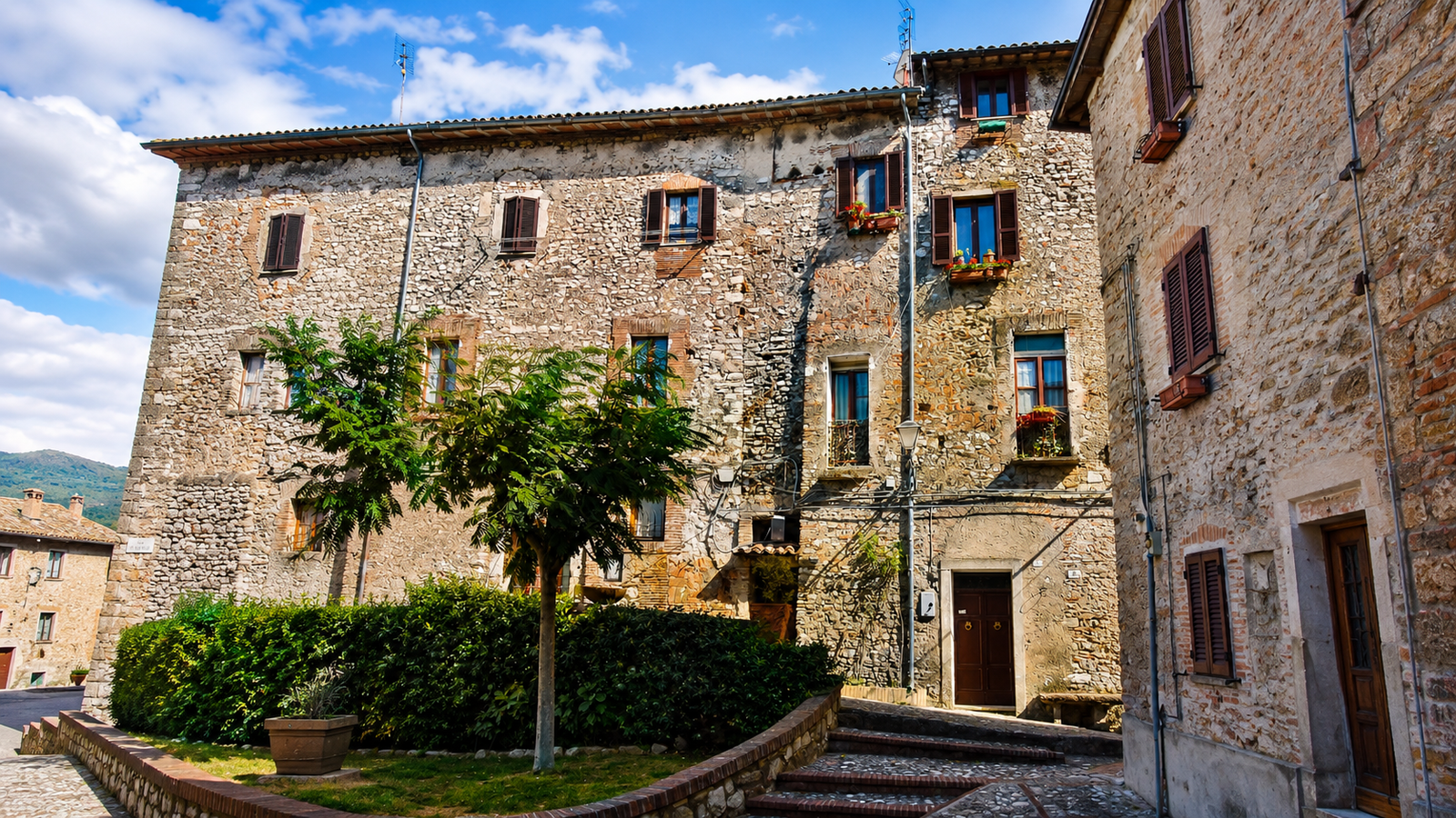 Contigliano con il borgo storico affacciato sulla Piana Reatina