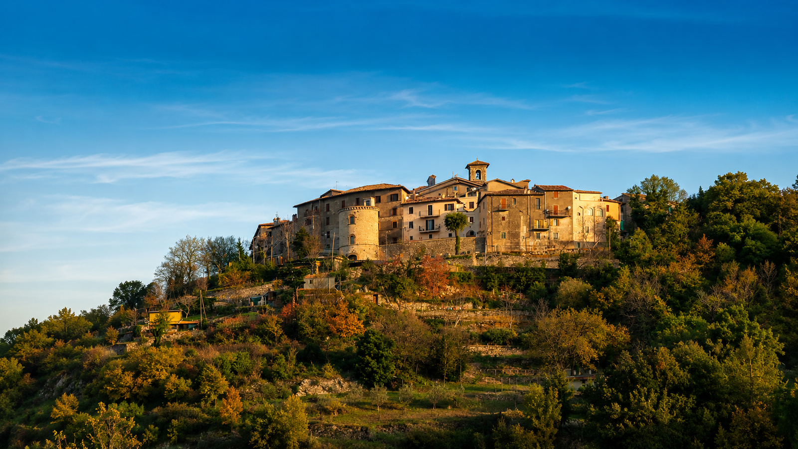 Montasola con il borgo medievale e il paesaggio dei Monti Sabini