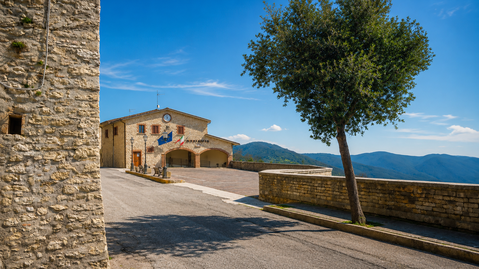Monte San Giovanni con il borgo medievale e il paesaggio dei Monti Sabini