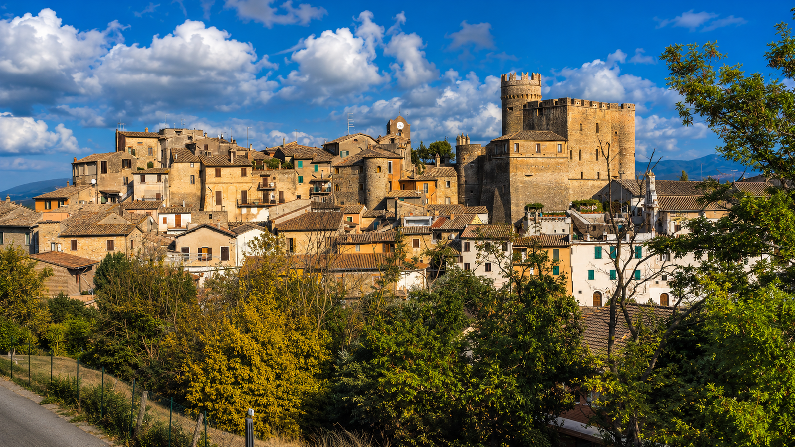 Nazzano tra borgo medievale, Castello Savelli e Valle del Tevere