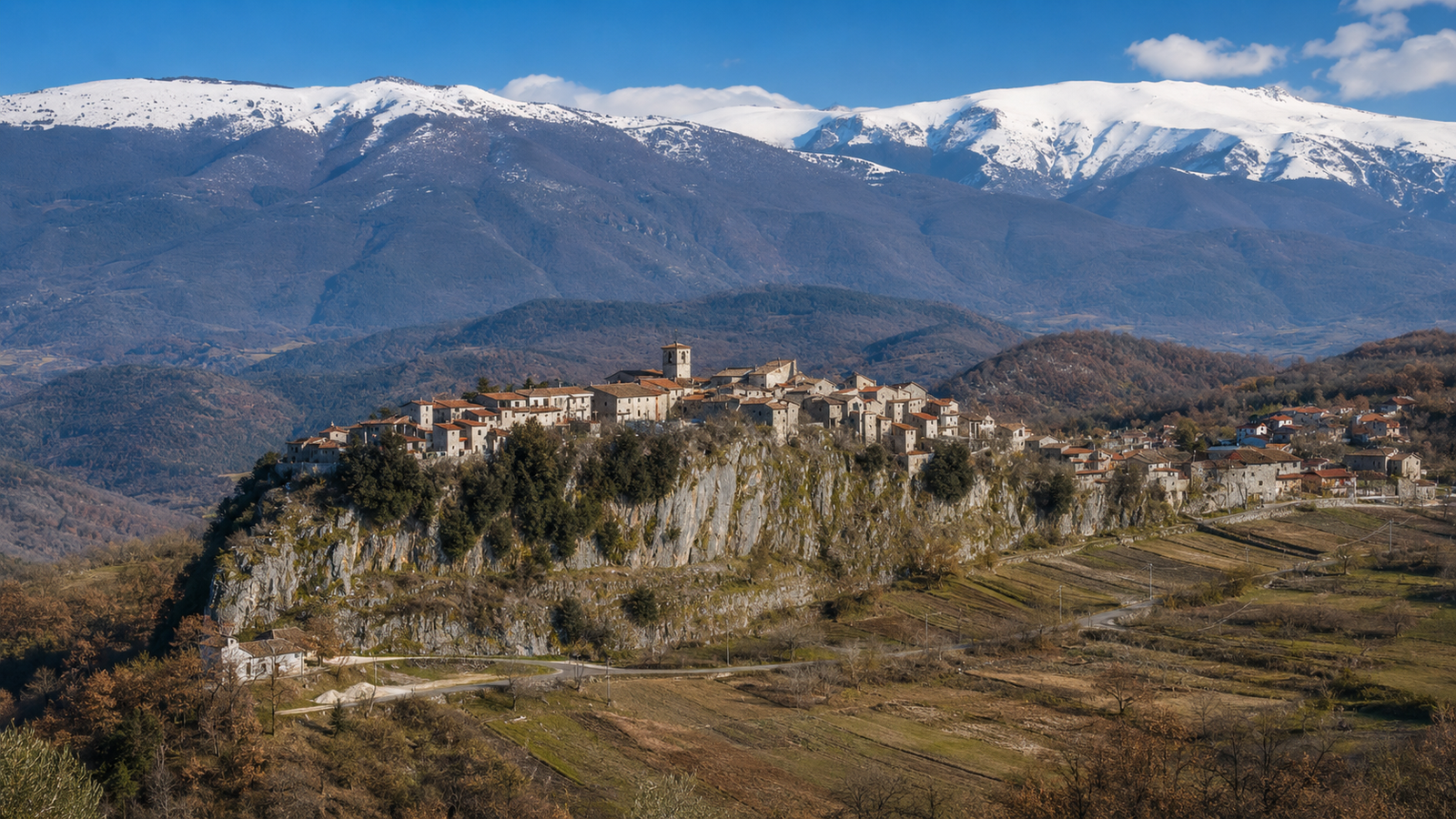 Pescorocchiano con il borgo in pietra sul caratteristico costone roccioso