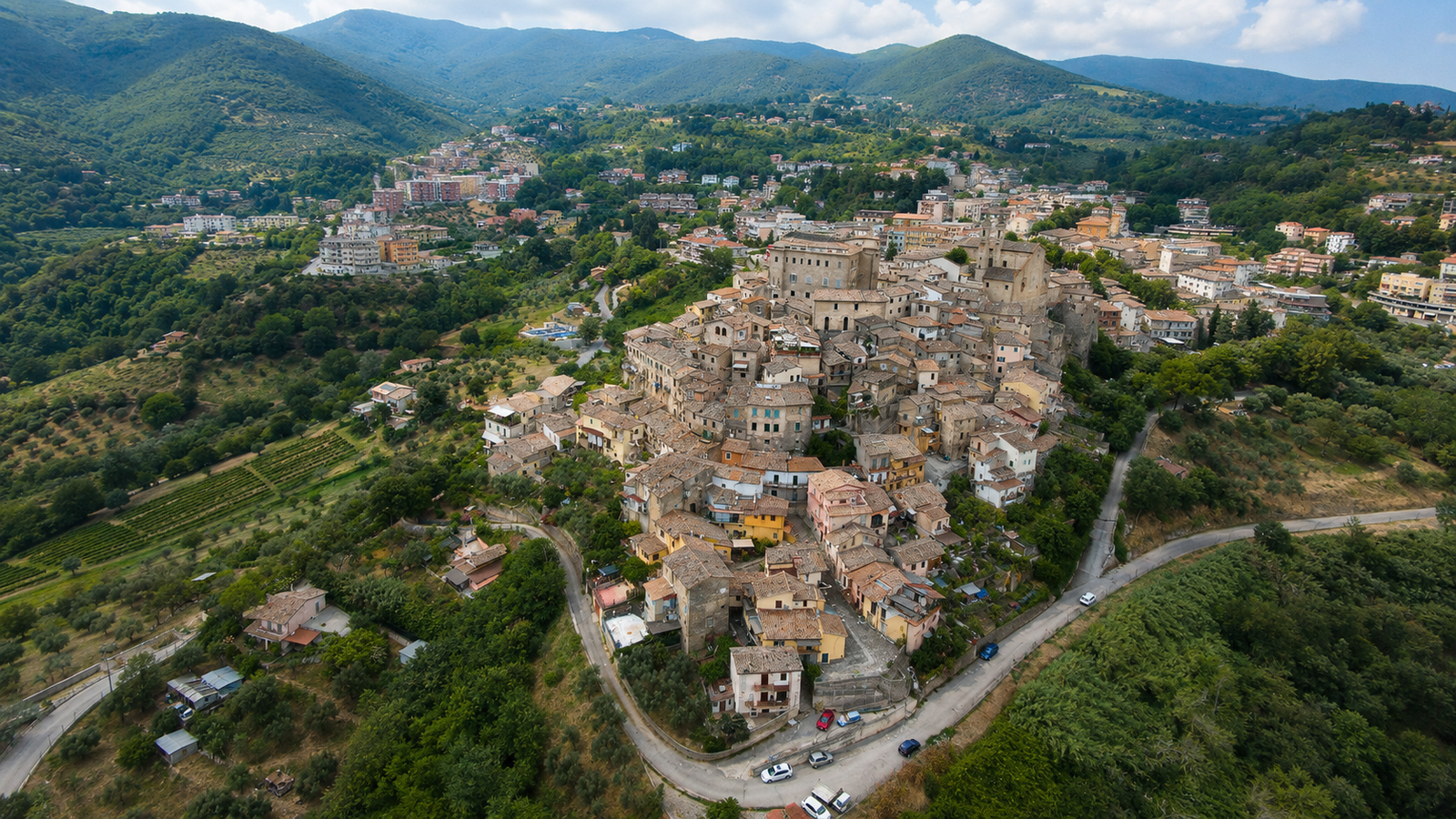 Poggio Mirteto tra la piazza e il centro storico
