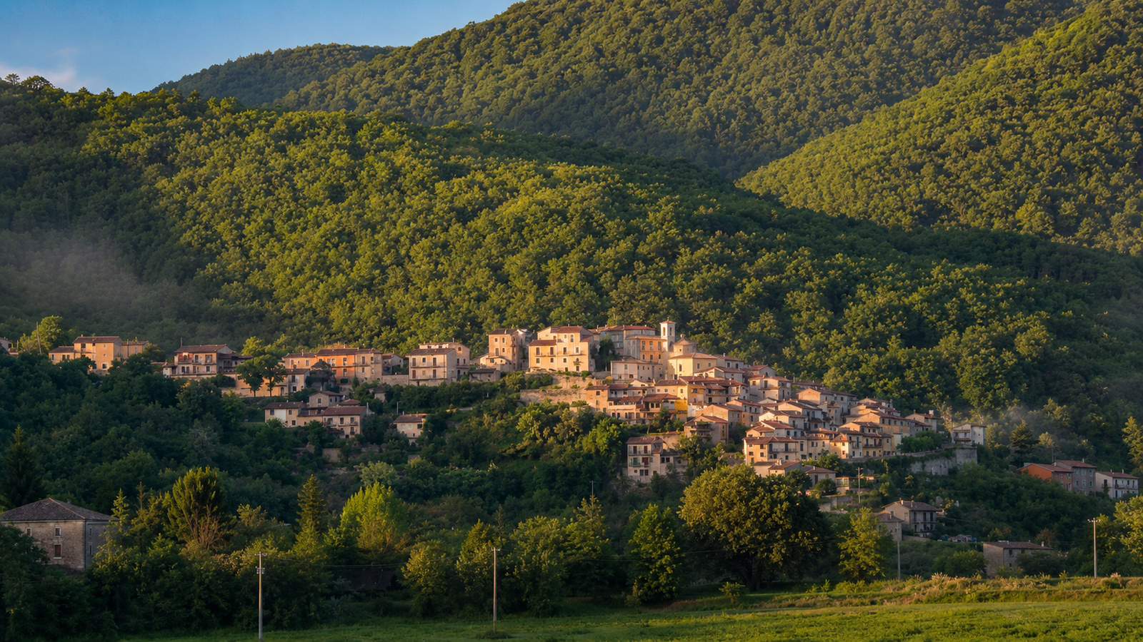 Rivodutri immersa nel paesaggio verde della Conca Reatina