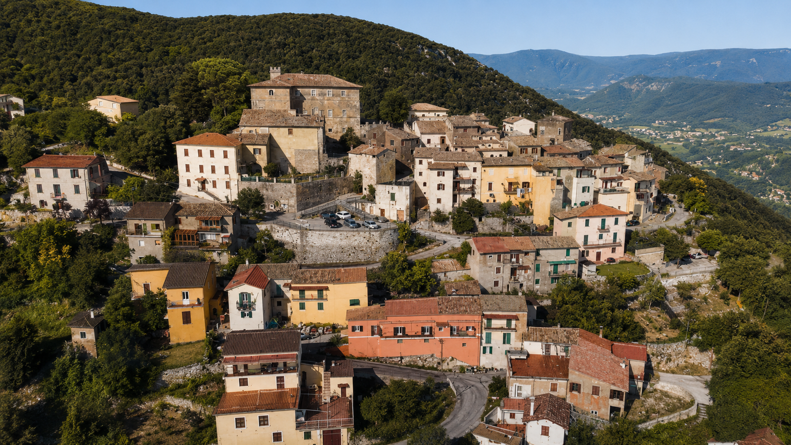 Vacone tra il borgo storico e il paesaggio dei Monti Sabini