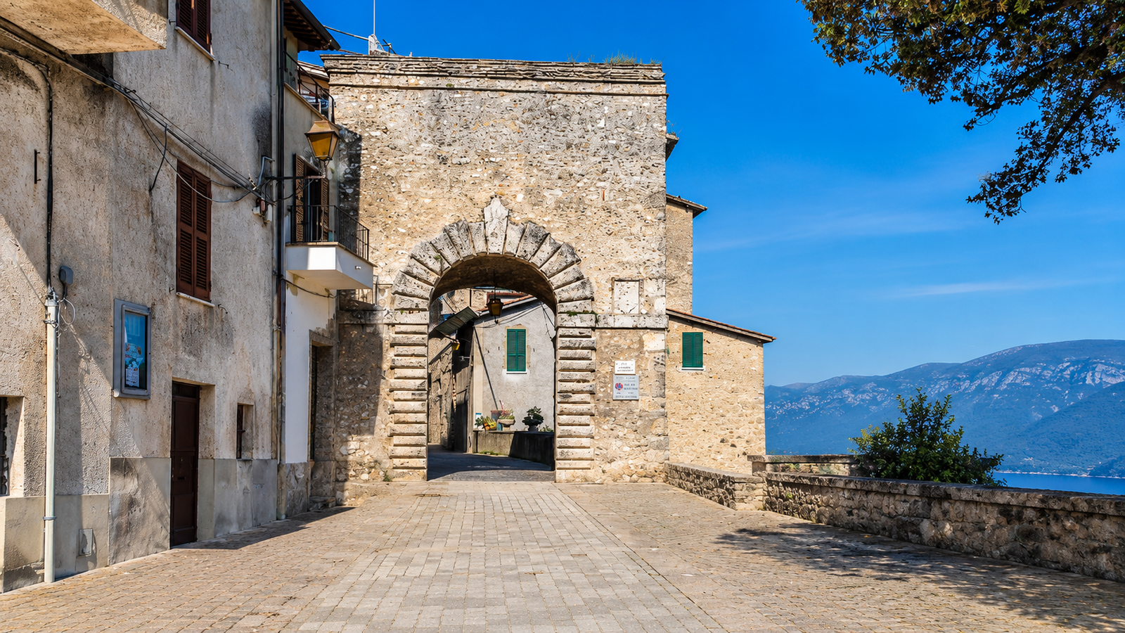 Porta Maggiore e centro storico medievale di Toffia